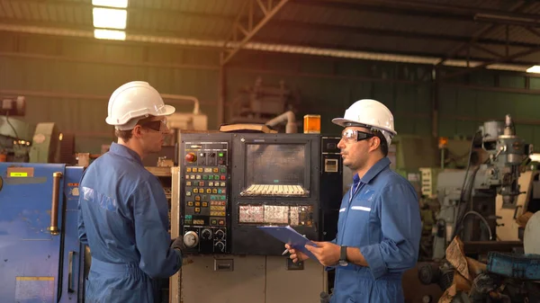 Zwei Ingenieure Der Produktion Als Team Diskutieren Der Fabrik — Stockfoto