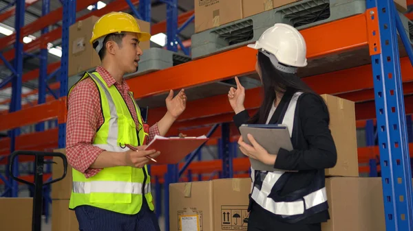 Warehouse Workers Discussing Shipment While Working Warehouse — Stock Photo, Image