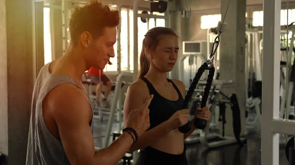 Personal Trainer Ajudando Mulher Trabalhando Com Halteres Pesados Ginásio — Fotografia de Stock