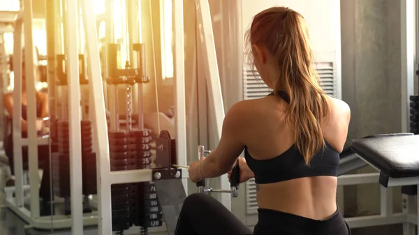 Ung Vacker Kvinna Gör Övningar Med Styrketräning Gym — Stockfoto