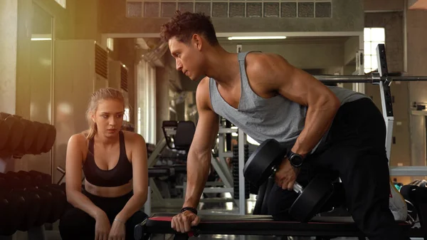 Personal Trainer Ajudando Mulher Trabalhando Com Halteres Pesados Ginásio — Fotografia de Stock