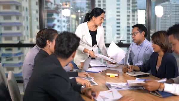 Geschäftsleute Diskutieren Gemeinsam Konferenzraum — Stockfoto