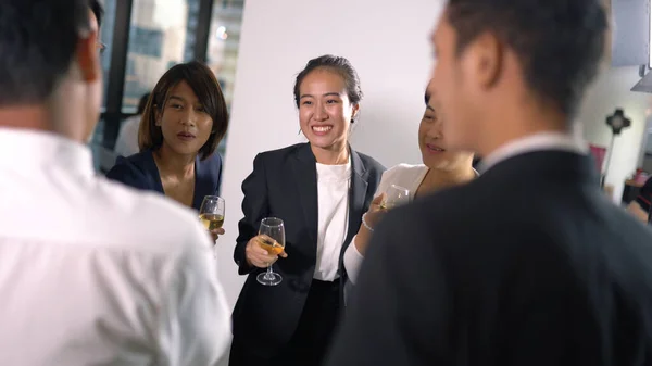 ウイスキーのグラスを持つアジア人ビジネスグループ — ストック写真