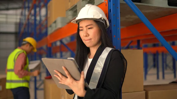 Warehouse Woman Worker Using Tablet — Stock Photo, Image