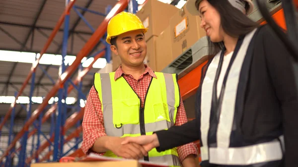 Warehouse Workers Shaking Hand Distribution Warehouse — Stock Photo, Image