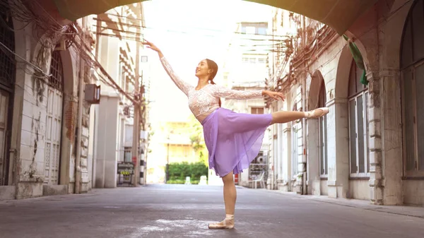 Junge Schöne Ballerina Tanzt Auf Der Straße Bangkok Thailand — Stockfoto