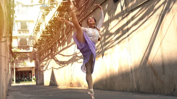 Junge Schöne Ballerina Tanzt Auf Der Straße Bangkok Thailand — Stockfoto