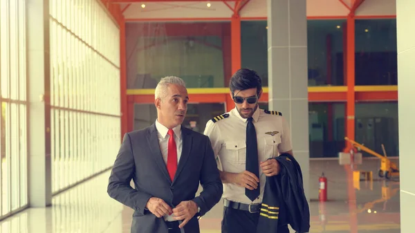 Pilot Patron Havaalanı Terminalinde Konuşuyor — Stok fotoğraf