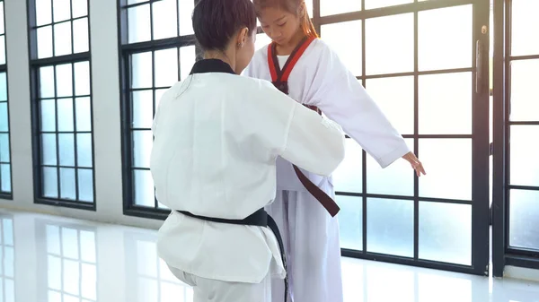 Entrenador Ayudando Chica Asiática Ajustar Traje Entrenamiento Para Taekwondo —  Fotos de Stock