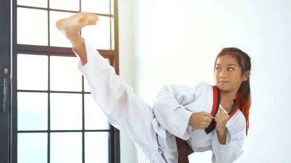 Ragazza Karate Con Cintura Nera Palestra — Foto Stock