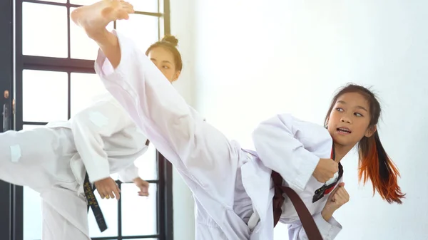 Insegnante Insegnamento Taekwondo Ragazza Arte Marziale Coreana — Foto Stock
