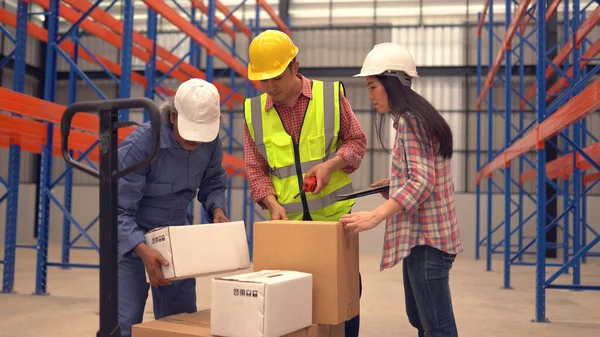 Lagerarbejdere Der Kontrollerer Forsendelsen Mens Arbejder Distributionslager - Stock-foto