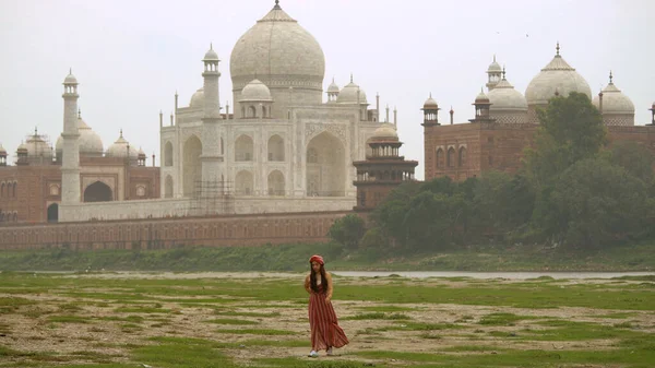 Donna Indiana Saree Rosso Sari Nel Taj Mahal Agra Uttar — Foto Stock