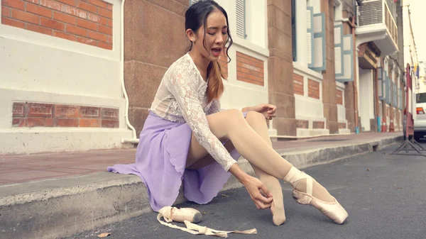 Giovane Bella Ballerina Mette Scarpe Punta Lungo Strada Bangkok Thailandia — Foto Stock