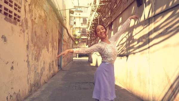 Ung Vacker Ballerina Dansar Längs Gatan Bangkok Thailand — Stockfoto