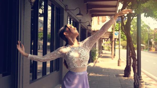 Jovem Bela Bailarina Dançando Longo Rua Bangkok Tailândia — Fotografia de Stock