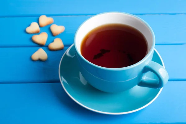 Чашка чая с печеньем на день Святого Валентина . — стоковое фото