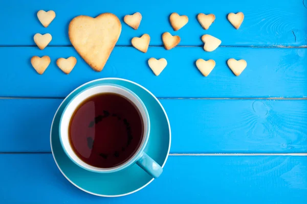 Чашка чая с печеньем на день Святого Валентина . — стоковое фото