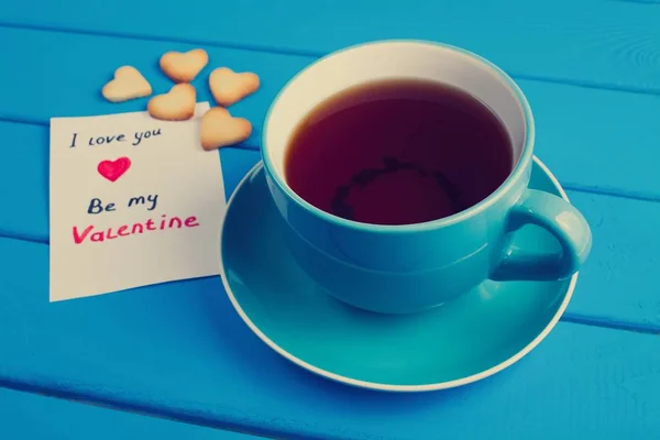 Tasse de thé avec biscuits pour la Saint-Valentin . — Photo