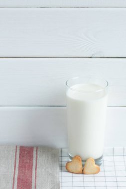 Çerezler ile süt kalplerin formdaki.