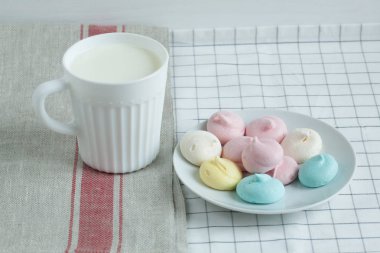 Süt ile renkli beze.