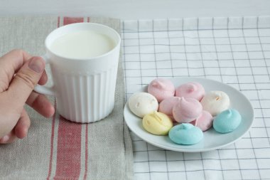 Süt ile renkli beze.