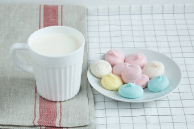 Süt ile renkli beze.