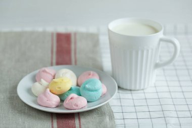 Süt ile renkli beze.