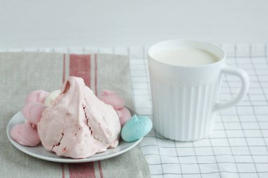 Süt ile renkli beze.