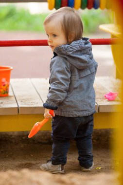 Bir kış mavi gözlü küçük çocuk yürümek.