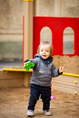 Bir kış mavi gözlü küçük çocuk yürümek.