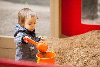 Bir kış mavi gözlü küçük çocuk yürümek.