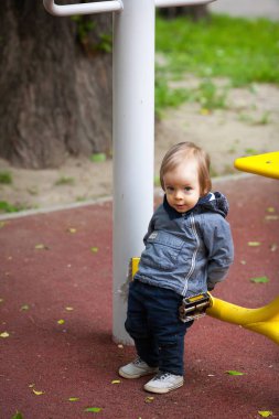 Bir kış mavi gözlü küçük çocuk yürümek.