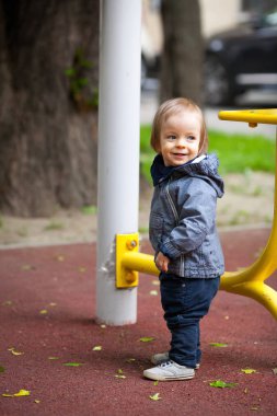 Bir kış mavi gözlü küçük çocuk yürümek.