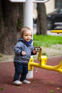 Bir kış mavi gözlü küçük çocuk yürümek.