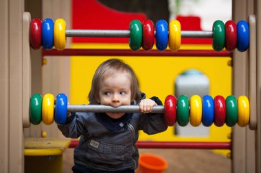 Bir kış mavi gözlü küçük çocuk yürümek.