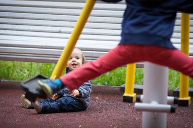 Bir kış mavi gözlü küçük çocuk yürümek.