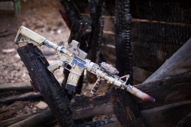 Saldırı tüfeği, kum rengi boyalı.