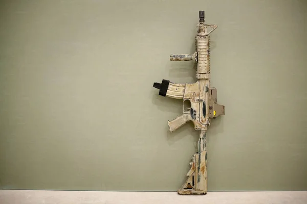 Assault Rifle, painted in sand color. — Stock Photo, Image