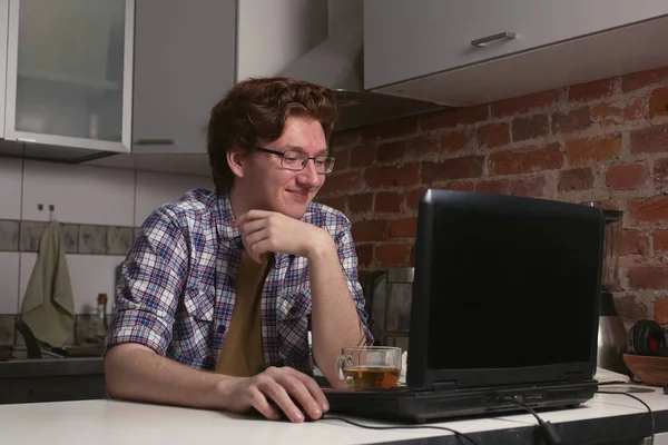 Jongeman werkt aan laptop. — Stockfoto