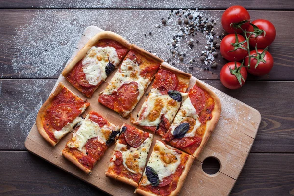 Итальянская пицца с моцареллой, сыром и листьями базилика — стоковое фото