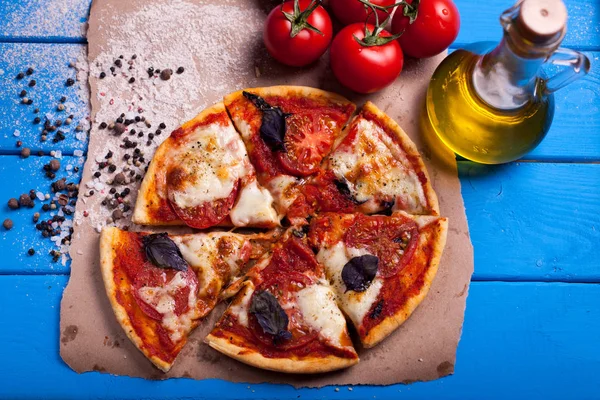 Итальянская пицца с моцареллой, сыром и листьями базилика — стоковое фото