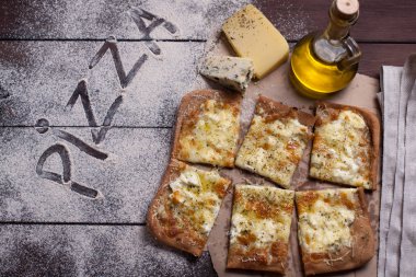 Kekik ve zeytinyağı ile pizza dört peynir. Quattro fromaggi. pizza un üzerinde yazıt