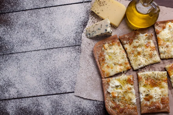 Пицца четыре сыра с орегано и оливковым маслом. quattro fromaggi. копировальное пространство — стоковое фото