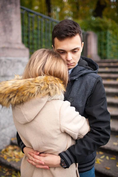 El tipo con la chica acurrucándose en el parque en una noche de otoño — Foto de Stock