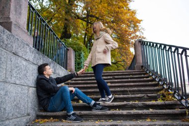 Kız tarafından geçen şirin genç adam karşılamak, istiyor