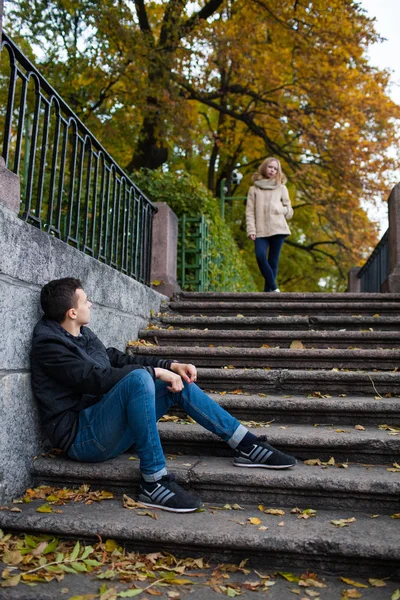 Aranyos fiatal srác akar megfelelni, elhaladva a lány — Stock Fotó