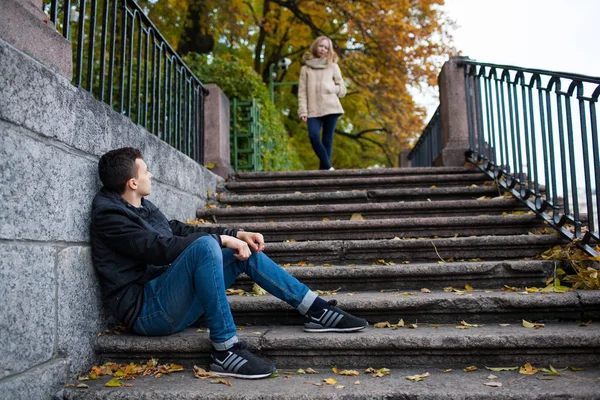 Söt ung kille vill träffa, förbi flickan — Stockfoto