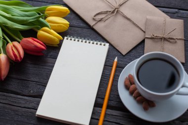 Lale, kahve ve ahşap arka plan zarflara yanındaki kalem ile not etmek. Yukarıdan kopya alanı ile göster