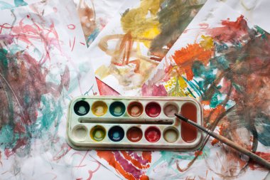 Çocuk soyut desen ve paleti fırça ile